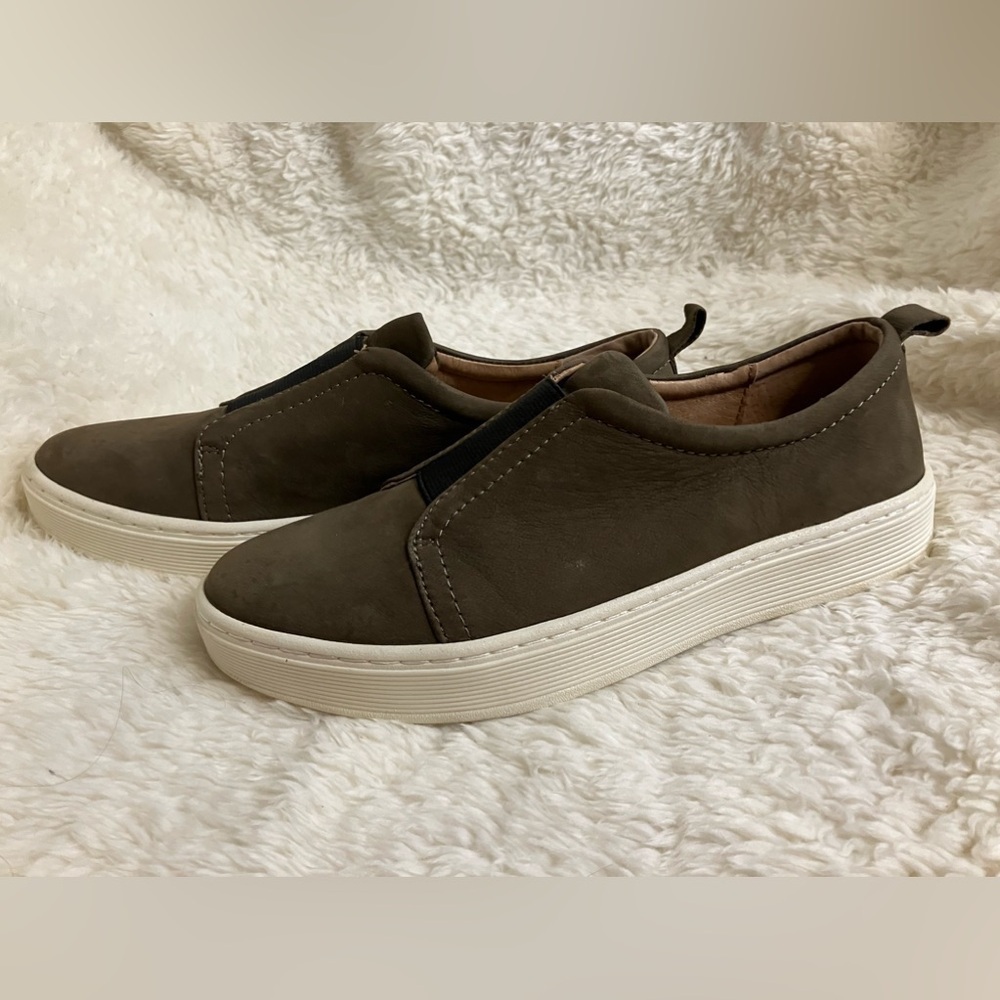 EUC Sofft Olive Green Slip-on Flats Arch Support Leather Size 6.5